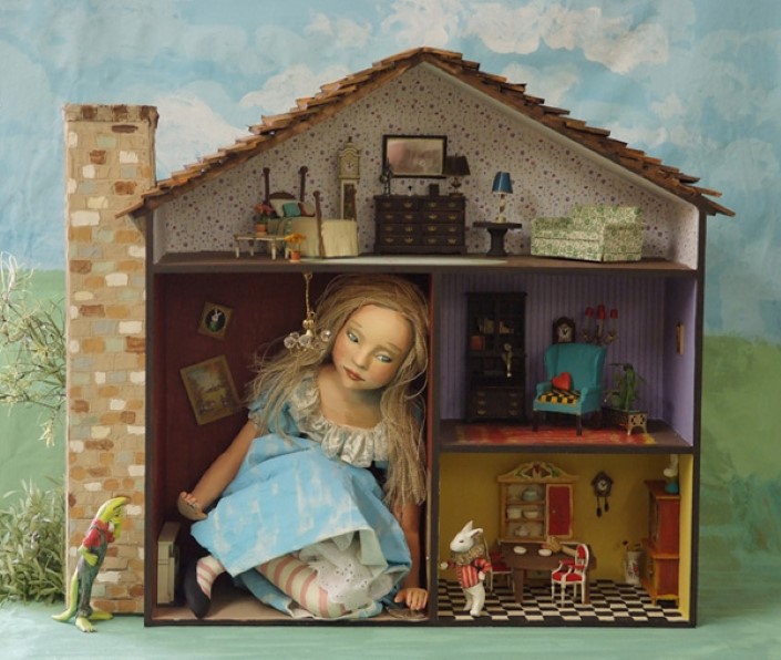 Куколка в домике