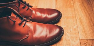 Ako vyleštiť topánky bez krému na topánky | 5 skvelých alternatív
